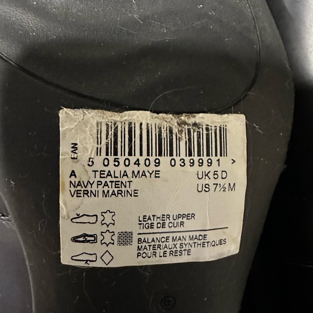 Clark’s 7.5M Women’s Navy shoes. Leather upper with kilt detail, buckle strap. - Picture 4 of 5